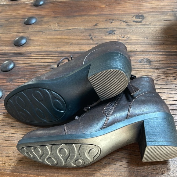 Ankle boots by easy street size 8 1/2 medium - Picture 5 of 9